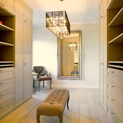 Les propriétaires voulaient souligner dans le dressing ce style champêtre qui règne dans toute l’habitation. Les armoires ont été prévues sur toute la hauteur de la pièce. Kast-ID Tems